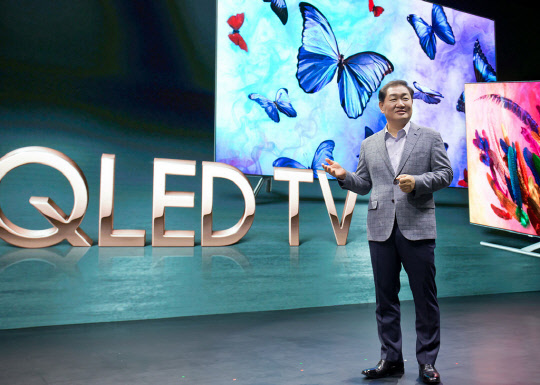 삼성전자 영상디스플레이사업부장인 한종희 사장이 지난 4월 2018년형 QLED TV 출시 현장에서 신제품을 소개하고 있다. <삼성전자 제공>